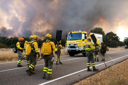 Bomberos trabajan para extinguir el incendio, a 10 de agosto de 2025, en Molezuelas de la Carballeda, Zamora (España&nbsp;
