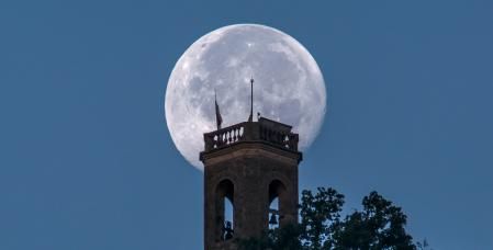 La luna corona el campanario de la ermita de Sant Sebastià.