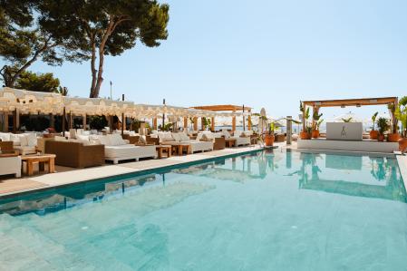 El Nikki Beach y su espacio altamente cuidado para experiencia tanto inmersiva como relajada