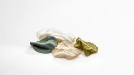 Moholandia,&nbsp;una crema de arroz a la que le han inoculado hongos y que ha ido cubriendo una fina capa blanca, turquesa y verde con notas que nos recuerdan a algún queso, a frutos secos, a cacao...&nbsp;