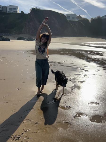 Thaïs Blume junto a su perra.&nbsp;