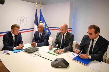 El presidente francés, Emmanuel Macron, junto al presidente del Consejo Europeo, António Costa, y los ministros franceses de Exteriores y de Defensa, durante la videconferencia en Fort de Brégançon, en la Costa Azul