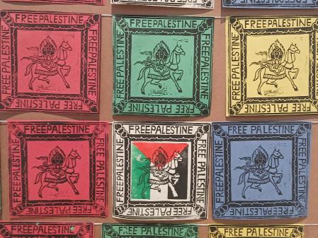 Banderas tibetanas con el lema Palestina Libre, pero sin alusión alguna a las actuales perpetradores o a quiénes suministran las armas