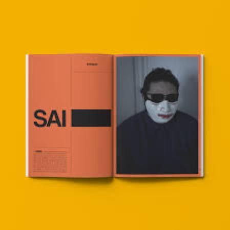 Sai (título honorífico de los shan de Birmania) tacha su apellido, aunque todo el mundo sabe que su padre era el jefe de gobierno del estado Shan de Birmania