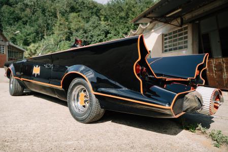 La réplica del Batmóvil está construido sobre una réplica del Lincoln Continental de 1973&nbsp;