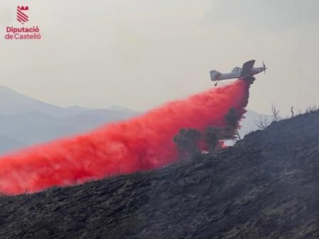 Trabajos de extinción en el incendio forestal de Artana (Castellón).
