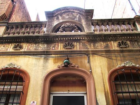 Primera casa distinguida, de fachada decorada con motivos florales.