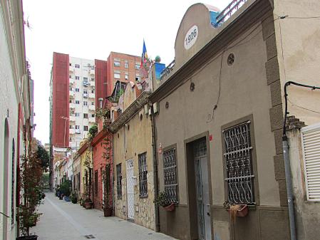 Pasaje casi entero, con primera casa que destaca la fecha de construcción (1926).