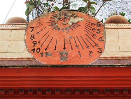 Reloj de sol en el Passatge Catalunya.