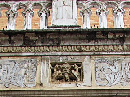 Personaje (como mitológico) repetido en las fachadas.