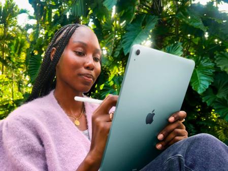 Una chicha trabajando con un Apple pencil en un iPad