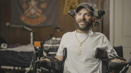 RJ es un veterano del Ejército estadounidense que quedó tetrapléjico tras un accidente de motocicleta.