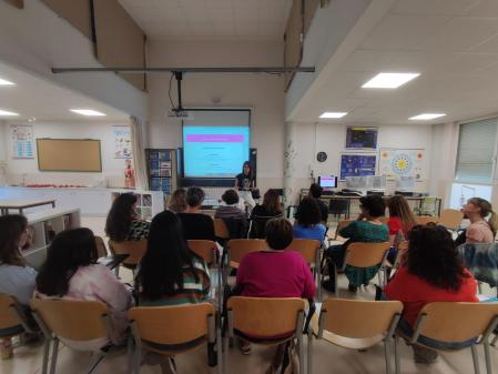 Elena Diéguez ofreciendo una sesión de formación para docentes en un centro educativo