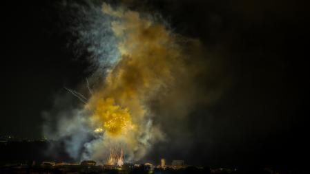 Pólvora después del 'show' de pirotecnia.