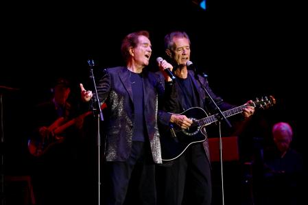 El Dúo Dinámico, durante su última actuación, en el festival Jardins de Terramar de Sitges en el 2022