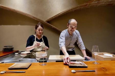 Ryuta Sato lidera la barra Sensato, en El Putxet, junto a su mujer Aya Sato, donde decide qué se va a comer y lo que cocinará ante los comensales, sin que estos conozcan de antemano el menú