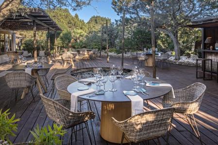 Entre pinos que se inclinan hacia el mar, este rincón de Formentera es perfecto para comer relajadamente