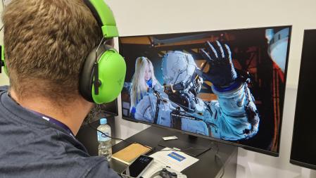 Un usuario juego al videojuego 'Pragmata' durante la Gamescom 2025