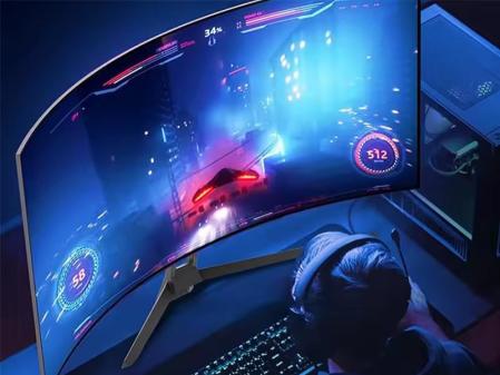 Un gamer jugando a un juego de conducción en el monitor curvo