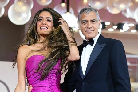 George Clooney y su esposa Amal en la alfombra roja de Venecia, en agosto pasado 