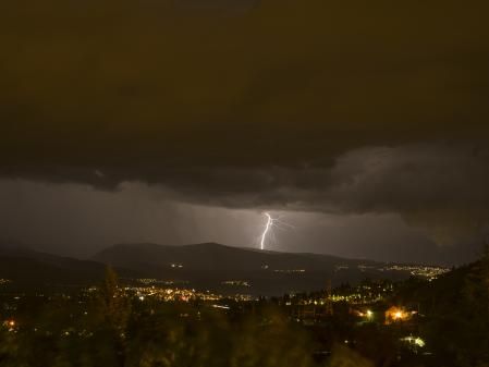 Relámpago deslumbrante en la montaña.
