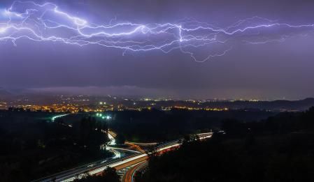 Tormenta de relámpagos de larga exposición.