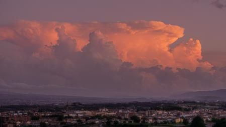 Amanecer tranquilo y de tonos pastel en Manlleu