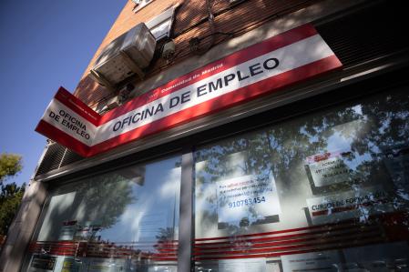 Fachada de una oficina de empleo, a 10 de octubre de 2023, en Madrid (España). El Instituto Nacional de Estadística es un organismo autónomo español, encargado de la coordinación general de los servicios estadísticos de la Administración General del Estado y la vigilancia, control y supervisión de los procedimientos técnicos de los mismos.