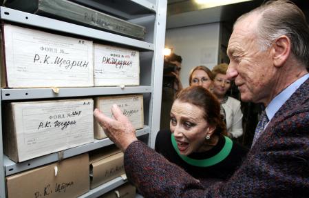 (FILES) Russian composer Rodion Shchedrin (R) points at boxes containing his archives as his wife, Russian ballet legend Maya Plisetskaya, smiles during the handover of their files to the Russian State literature and art archives in Moscow, November 8, 2006. Russian composer Rodion Shchedrin, whose work included famed ballets such as 