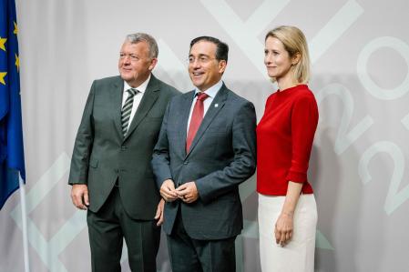 (El ex ministro de Exteriores danés, José Manuel Albares y la comisaria Kaja Jallas ayer en CopenhaguenT