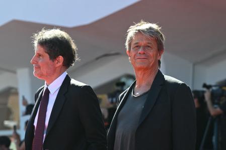 Giuliano da Empoli con el escritor francés Emmanuel Carrère, en Venecia, en tanto que autor de la novela y guionista de la película, respectivamente