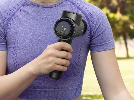 Una chica dándose un masaje con la pistola