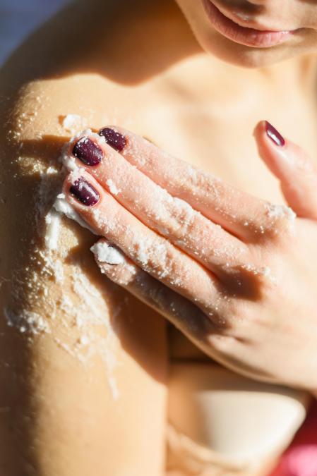 Exfoliar la piel es muy importante para eliminar las células muertas