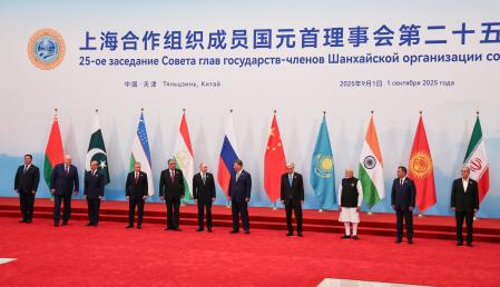 El ruso y el chino son las lenguas oficiales de la Organización de Cooperación de Shanghai. En la foto, los mandatario de los diez países miembros, seis de los cuales son repúblicas exsoviéticas. Foto de grupo, hoy en Tianjin