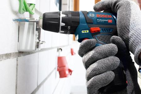 El taladro agujereando una pared