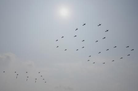 Helicópteros dibujando el número 80 durante la exhibición aérea de hoy&nbsp;