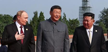 El significado de esta foto de hoy, con Putin, Xi y Kim en un desfile militar con muchas novedades tecnológicas, no pasa desapercibido en Japón, que buscó el boicot al acto de sus sus aliados, ni tampoco en Corea del Sur, representada por su presidente de la Asamblea Nacional