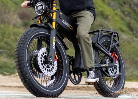 La vibrante moto eléctrica offroad que parece una bici pero no lo es.