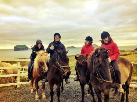 Santi Balmes, líder de Love of Lesbian, con su familia en un viaje a Islandia