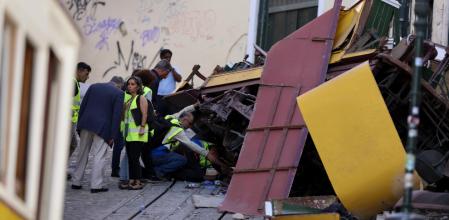 Un gran despliegue de funcionario y peritos de la policía judicial y científica trabajaron ayer entre los restos del funicular siniestrado (TIAGO PETINGA / EFE)