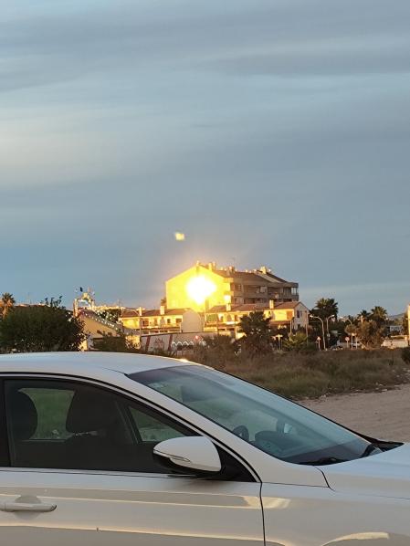 Cuando de verdad el sol entra por tu ventana, al anochecer, en Cunit.