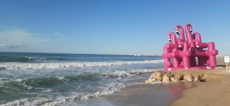 A consecuencia del fuerte oleaje, una de las plataformas lúdicas flotantes se soltó de su anclaje y quedó varada en la playa de Cunit.