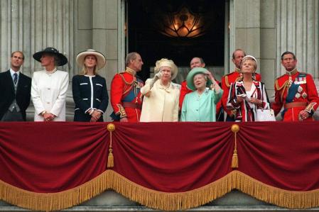 La duquesa de Kent, junto a los miembros de la famila real británica (1997)