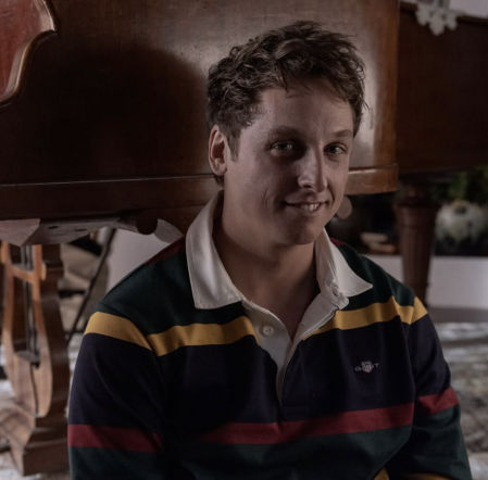 Carlos Scholz interpreta a Beltrán en la serie de Netflix 'Dos tumbas' (2025)