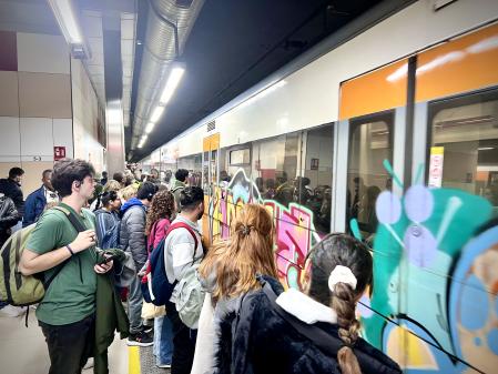 Aglomeración de viajeros, en la estación de Sants&nbsp;