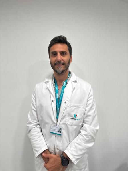 Doctor Christian Yela, jefe del Servicio de Cirugía Ortopédica y Traumatología del Hospital Universitari General de Catalunya – Grupo Quirónsalud, en Sant Cugat del Vallès.