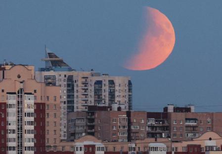 El eclipse lunar en San Petersburgo no era aún total.