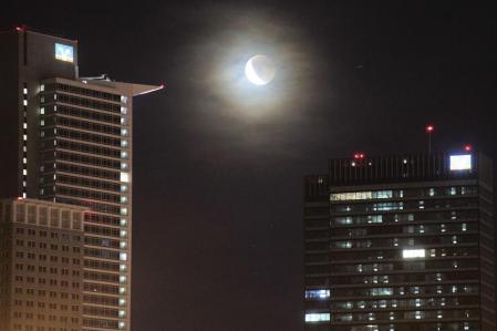 La luna entre los edificios de Frankfurt.