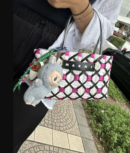 Convertir un labubu en un accesorio para un bolso de lujo añade un punto de humor a esta modernidad líquida