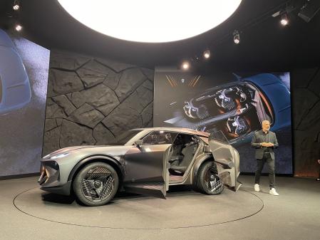 Jorge Díez, director de diseño de Cupra, con el espectacular show car&nbsp;